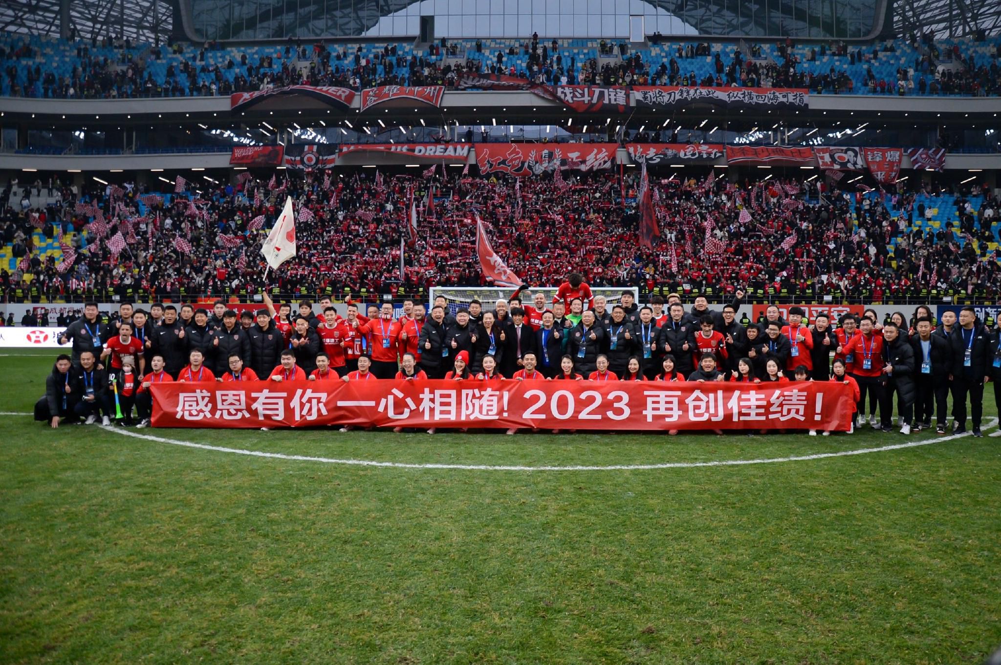 由黄觉、余佳淼、刘帅良、黄龄、杜天皓、成方旭、夏嫣等联袂出演，新生代电影人周文武贝自编自导的职场悬疑电影《独家头条：初露锋芒》8月20日即将上映